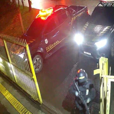 VÍDEO: Câmeras flagram ação de criminosos em assalto a carro forte próximo ao aeroporto de Caxias do Sul<!-- NICAID(15793287) -->