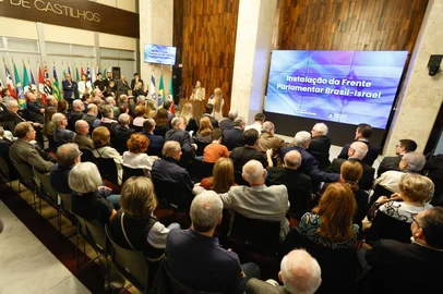 A Assembleia Legislativa do Rio Grande do Sul lançou, nesta segunda-feira (12), a Frente Parlamentar Brasil-Israel. A cerimônia ocorreu no Salão Júlio de Castilhos, no primeiro andar do Palácio Farroupilha. Foto: Fernando Gomes / Assembleia Legislativa<!-- NICAID(16035664) -->