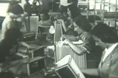 Funcinárias na fábrica Veronese em POA na década de 1950<!-- NICAID(15519263) -->
