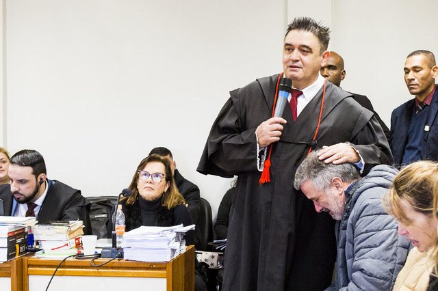 O promotor Eugênio Paes Amorim durante o júri do Caso Ronei, em Charqueadas<!-- NICAID(15131517) -->