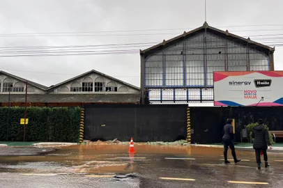 Alagamento atrapalha funcionamento de negócios próximo ao muro da Mauá<!-- NICAID(15752677) -->