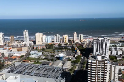 TRAMANDAÍ, RS, BRASIL: Casas de antigamente: casas tradicionais com móveis que preservam as origens da família (decoração, cadeiras, estética, crochê) e casas antigas que ainda resistem em meio a prédios. Fotos: Duda Fortes/Agencia RBSNA IMAGEM:Casa 1: Mãe e suas três filhas. Mãe: Ângela Elizabeth Kuwer Rothen, 69 anosFilhas: Roberta Rothen, 43; Raquel Rothen, 36; Renata Rothen, 40Local: TramandaÃ­<!-- NICAID(15950236) -->