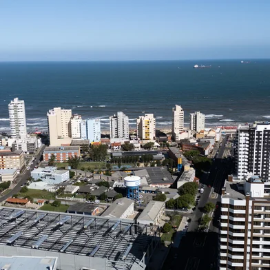 TRAMANDAÍ, RS, BRASIL: Casas de antigamente: casas tradicionais com móveis que preservam as origens da família (decoração, cadeiras, estética, crochê) e casas antigas que ainda resistem em meio a prédios. Fotos: Duda Fortes/Agencia RBSNA IMAGEM:Casa 1: Mãe e suas três filhas. Mãe: Ângela Elizabeth Kuwer Rothen, 69 anosFilhas: Roberta Rothen, 43; Raquel Rothen, 36; Renata Rothen, 40Local: TramandaÃ­<!-- NICAID(15950236) -->