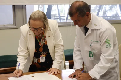 O sistema AGHUse é um software livre de gestão em saúde criado pelo Hospital de Clínicas de Porto Alegre (HCPA) e disponibilizado, sem custos de licenciamento, que permite gerenciar os mais diferentes aspectos de uma instituição de saúde, desde prontuários de pacientes a soluções administrativas e gerenciais, para instituições interessadas em fazer parte da Comunidade AGHUse.<!-- NICAID(15999839) -->