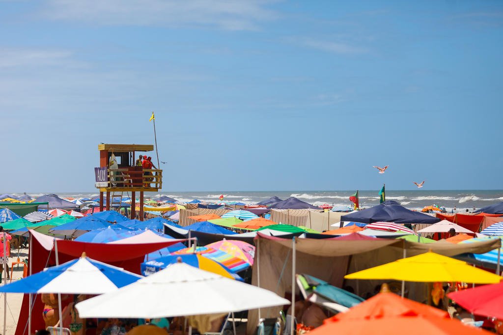 Com onda de calor no RS, veranistas aproveitam beira-mar em Capão da ...