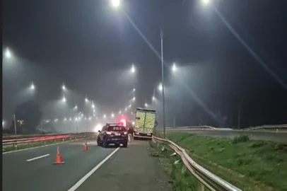 O motorista de um caminhão ficou gravemente ferido após ser atingido por uma pedra na BR-386, em Lajeado,  no Vale do Taquari. O caso aconteceu por volta das 4h40min desta quarta-feira (11) no km 339.<!-- NICAID(16057071) -->