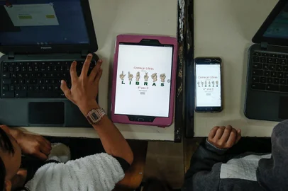 NOVO HAMBURGO, RS, BRASIL - 17/09/2019Turma do quarto ano do ensino fundamental da Escola Municipal Arnaldo Grin, em Novo Hamburgo, criaram um aplicativo de celular para ensinar Língua Brasileira de Sinais (Libras), sob supervisão da professora Clarissa Paz de Menezes.<!-- NICAID(14252772) -->