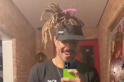 Caio Castro ostenta novo visual para o ano novo