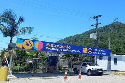 Eletroposto para carregar carros elétricos gratuitamente.