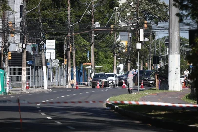 PORTO ALEGRE, RS BRASIL, 11-02-2026: Trecho da av Ipiranga entre a av Getúlio Vargas e a rua Tibério bagnati está interrompida para investigação de fuga de energia que oferece risco a pedestres. Foto: Jonathan Heckler/agência RBS<!-- NICAID(16222989) -->
