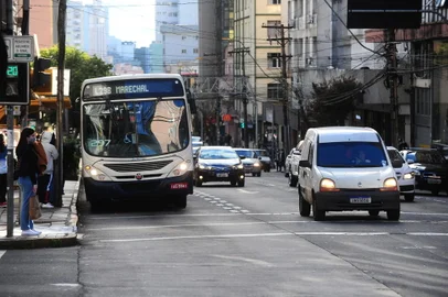 CAXIAS DO SUL, RS, BRASIL, 10/09/2021. Plano de Mobilidade de Caxias não ficará pronto no prazo estipulado em lei federal. Ausência de documento após data limite impede acesso a recursos para obras viárias. Na foto, movimento de ônibus urbano (Visate). (Porthus Junior/Agência RBS)<!-- NICAID(14886873) -->