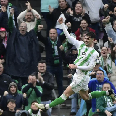 Real Betis American midfielder #04 Johnny Cardoso celebrates scoring his team's third goal during the Spanish league football match between Real Betis and Athletic Club Bilbao at the Benito Villamarin stadium in Seville on February 25, 2024. (Photo by CRISTINA QUICLER / AFP)Editoria: SPOLocal: SevilleIndexador: CRISTINA QUICLERSecao: soccerFonte: AFPFotógrafo: STR<!-- NICAID(15692005) -->