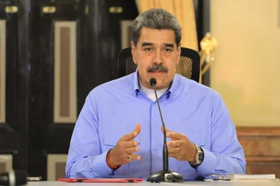 This handout picture released by the Venezuelan Presidency press office on September 23, 2025, shows Venezuela's President Nicolas Maduro speaking during a meeting with the Executive Committee of the State Council of the Nation at the Miraflores Presidential Palace in Caracas. Maduro announced on September 23, 2025, that he is considering declaring a "state of external commotion" to deal with "aggressions" from the United States, while receiving the support of hundreds of armed civilians and military personnel who marched in his "defense" in Caracas. (Photo by ZURIMAR CAMPOS / Venezuelan Presidency / AFP) / RESTRICTED TO EDITORIAL USE - MANDATORY CREDIT "AFP PHOTO / VENEZUELAN PRESIDENCY / ZURIMAR CAMPOS" -  HANDOUT - NO MARKETING NO ADVERTISING CAMPAIGNS - DISTRIBUTED AS A SERVICE TO CLIENTS - AFP CANNOT INDEPENDENTLY VERIFY THE AUTHENTICITY OR LOCATION, DATE, AND CONTENT OF THESE IMAGES. / <!-- NICAID(16135599) -->