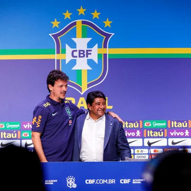 Fernando Diniz cumprimenta o presidente da CBF, Ednaldo Rodrigues - 05/07 - Créditos: Rodrigo Ferreira/CBF<!-- NICAID(15474546) -->