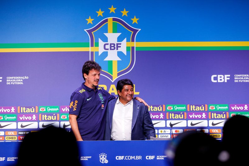 Fernando Diniz cumprimenta o presidente da CBF, Ednaldo Rodrigues - 05/07 - Créditos: Rodrigo Ferreira/CBF<!-- NICAID(15474546) -->