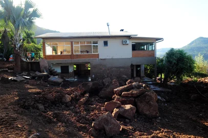 BENTO GONÇALVES, RS, BRASIL, 12/06/2024. Um mês após a evacuação da Linha Alcântara, moradores recomeçam a vida. Retorno gradual tem a supervisão da Defesa Civil. Propriedade de Emerson Cimadon. Enchente e deslizamentos levaram atingiram dois parreirais além da parte inferior de sua residância. (Porthus Junior/Agência RBS)Indexador:                                 <!-- NICAID(15788688) -->