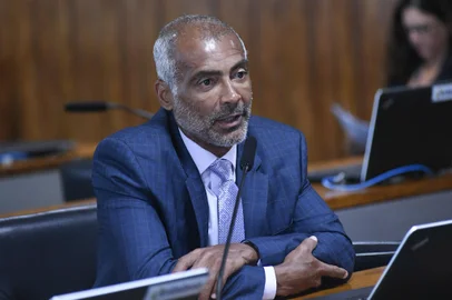 Comissão de Direitos Humanos e Legislação Participativa (CDH) realiza reunião com 12 itens. Entre eles, o PL 5.970/2019, que regulamenta a expropriação de propriedades em que seja constatada a exploração de trabalho em condições análogas à de escravidão.Em pronunciamento, à bancada, senador Romário (PL-RJ).Foto: Geraldo Magela/Agência SenadoIndexador: Geraldo MagelaFonte: Agência SenadoFotógrafo: g<!-- NICAID(15383857) -->