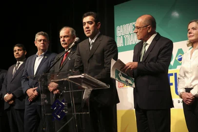 O presidente em exercÃ­cio do Tribunal de Contas da UniÃ£o (TCU), Bruno Dantas,entrega ao vice-presidente eleito e coordenador, Geraldo Alckmin,  o relatÃ³rio com informaÃ§Ãµes solicitadas pelo Gabinete de TransiÃ§Ã£o de governo.O presidente em exercÃ­cio do Tribunal de Contas da UniÃ£o (TCU), Bruno Dantas,entrega ao vice-presidente eleito e coordenador, Geraldo Alckmin,  o relatÃ³rio com informaÃ§Ãµes solicitadas pelo Gabinete de TransiÃ§Ã£o de governo.Local: BrasÃ­liaIndexador: Valter Campanato/AgÃªncia BrasilFonte: AgÃªncia Brasil/Empresa Brasil dFotógrafo: Reporter FotogrÃ¡fico<!-- NICAID(15267340) -->