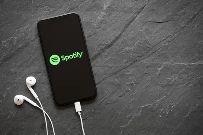 *A PEDIDO DE NIKOLAS MANDADORI*Riga, Latvia - March 25, 2018: Latest generation iPhone X with Spotify logo on the screen.Fonte: 280251625<!-- NICAID(15120249) -->