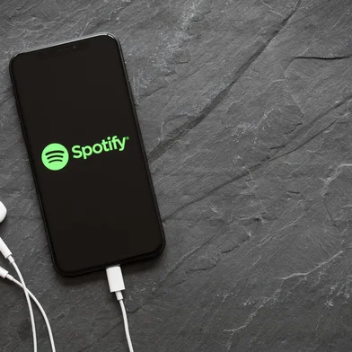 *A PEDIDO DE NIKOLAS MANDADORI*Riga, Latvia - March 25, 2018: Latest generation iPhone X with Spotify logo on the screen.Fonte: 280251625<!-- NICAID(15120249) -->