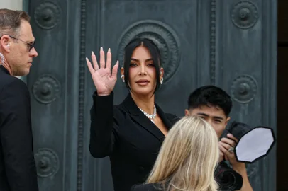US celebrity Kim Kardashian (C) waves as she arrives at the Assize Court for the trial during which she will testify over the 2016 robbery that saw her relieved of millions of dollars' worth of jewellery at gunpoint in Paris, on May 13, 2025. The trial of this sensational nine million euro jewellery robbery opened in Paris on April 28, 2025. (Photo by Alain JOCARD / AFP)Editoria: CLJLocal: ParisIndexador: ALAIN JOCARDSecao: trialsFonte: AFPFotógrafo: STF<!-- NICAID(16035749) -->