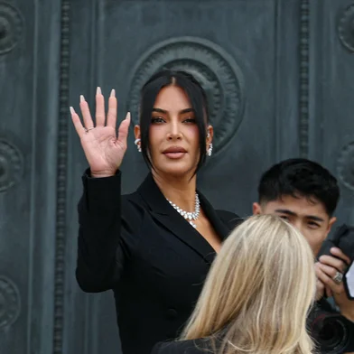 US celebrity Kim Kardashian (C) waves as she arrives at the Assize Court for the trial during which she will testify over the 2016 robbery that saw her relieved of millions of dollars' worth of jewellery at gunpoint in Paris, on May 13, 2025. The trial of this sensational nine million euro jewellery robbery opened in Paris on April 28, 2025. (Photo by Alain JOCARD / AFP)Editoria: CLJLocal: ParisIndexador: ALAIN JOCARDSecao: trialsFonte: AFPFotógrafo: STF<!-- NICAID(16035749) -->