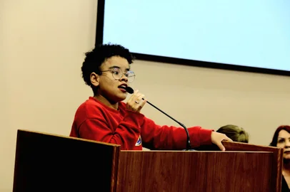 Ana Júlia Alves, estudante secundarista da Escola Estadual de Ensino Médio Evaristo De Antoni e integrante da União da Juventude Socialista (UJS) durante seminário da UFRGS em Caxias do Sul<!-- NICAID(15913343) -->