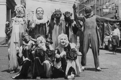 Retratos Fantasmas, quinto longa-metragem do cineasta e roteirista Kleber Mendonça Filho, terá sua estreia no Brasil na abertura do 51º Festival de Cinema de Gramado. Após apresentar seus últimos filmes, Crítico, O Som ao Redor, Aquarius e Bacurau, em Gramado, Kleber retorna com seu segundo documentário, fruto de sete anos de trabalho e pesquisa, filmagens e montagem.<!-- NICAID(15456933) -->