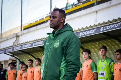 Leonardo Bidese / E.C. Juventude / Divulgação Juventude x Botafogo pelo Brasileirão Sub-17. Na foto, o auxiliar Rafael Muçamba<!-- NICAID(16100744) -->