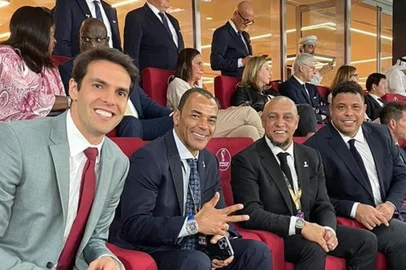 Kaká, Cafu, Roberto Carlos e Ronaldo assistindo ao jogo da Seleção Brasil no Catar, em 28.11.2022<!-- NICAID(15290187) -->