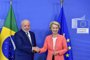 President of the European Commission Ursula von der Leyen (R) shakes hands with Brazil's President Luiz Inacio Lula da Silva (L) during a press conference as part of the EU- CELAC (Community of Latin American and Carribean States (CELAC) Summit in Brussels on July 17, 2023. (Photo by Jean-Christophe Verhaegen / AFP)<!-- NICAID(15484315) -->