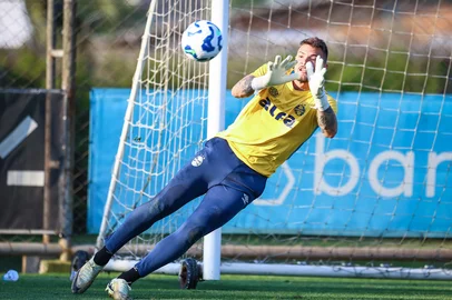 O goleiro Gabriel Grando participa de treino do Grêmio no CT Luiz Carvalho.<!-- NICAID(16141346) -->