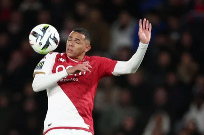 Monaco's Brazilian defender #02 Vanderson jumps to head the ball during the French L1 football match between Paris Saint-Germain (PSG) and AS Monaco at The Parc des Princes Stadium in Paris on November 24, 2023. (Photo by FRANCK FIFE / AFP)Editoria: SPOLocal: ParisIndexador: FRANCK FIFESecao: soccerFonte: AFPFotógrafo: STF<!-- NICAID(15623927) -->