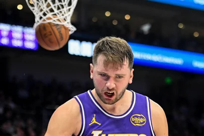 SALT LAKE CITY, UTAH - DECEMBER 18: Luka Doncic #77 of the Los Angeles Lakers celebrates a play during the second half of a game against the Utah Jazz at Delta Center on December 18, 2025 in Salt Lake City, Utah. NOTE TO USER: User expressly acknowledges and agrees that, by downloading and or using this photograph, User is consenting to the terms and conditions of the Getty Images License Agreement.   Alex Goodlett/Getty Images/AFP (Photo by Alex Goodlett / GETTY IMAGES NORTH AMERICA / Getty Images via AFP)<!-- NICAID(16190419) -->