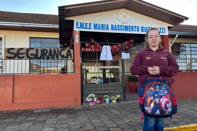 Pais buscam pertences de filhos apos ataque em Escola de Estação<!-- NICAID(16077247) -->