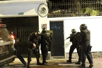 Ecuadorian police special forces attempt to break into the Mexican embassy in Quito to arrest Ecuador's former Vice President Jorge Glas, on April 5, 2024. Mexican President Andres Manuel Lopez Obrador ordered on April 5, 2024 the "suspension" of relations with Ecuador after Ecuadorian police raided the Mexican embassy in Quito to arrest former vice president Jorge Glas, who had received refuge. (Photo by ALBERTO SUAREZ / AFP)<!-- NICAID(15727518) -->