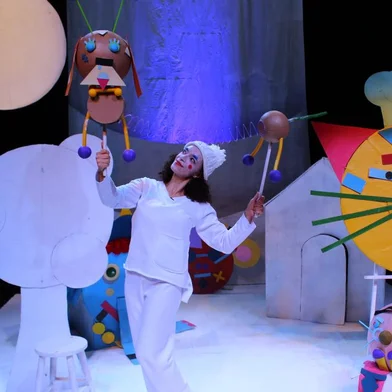 Espetáculo "Bichológico", de Dilmar Messias. As histórias são encenadas pela atriz e artista circense Débora Rodrigues, que é coordenadora e integrante do Circo Teatro Girassol e também criadora e coordenadora do Núcleo de Aéreos, grupo de pesquisa e encenações nos equipamentos circenses aéreos.<!-- NICAID(15133519) -->