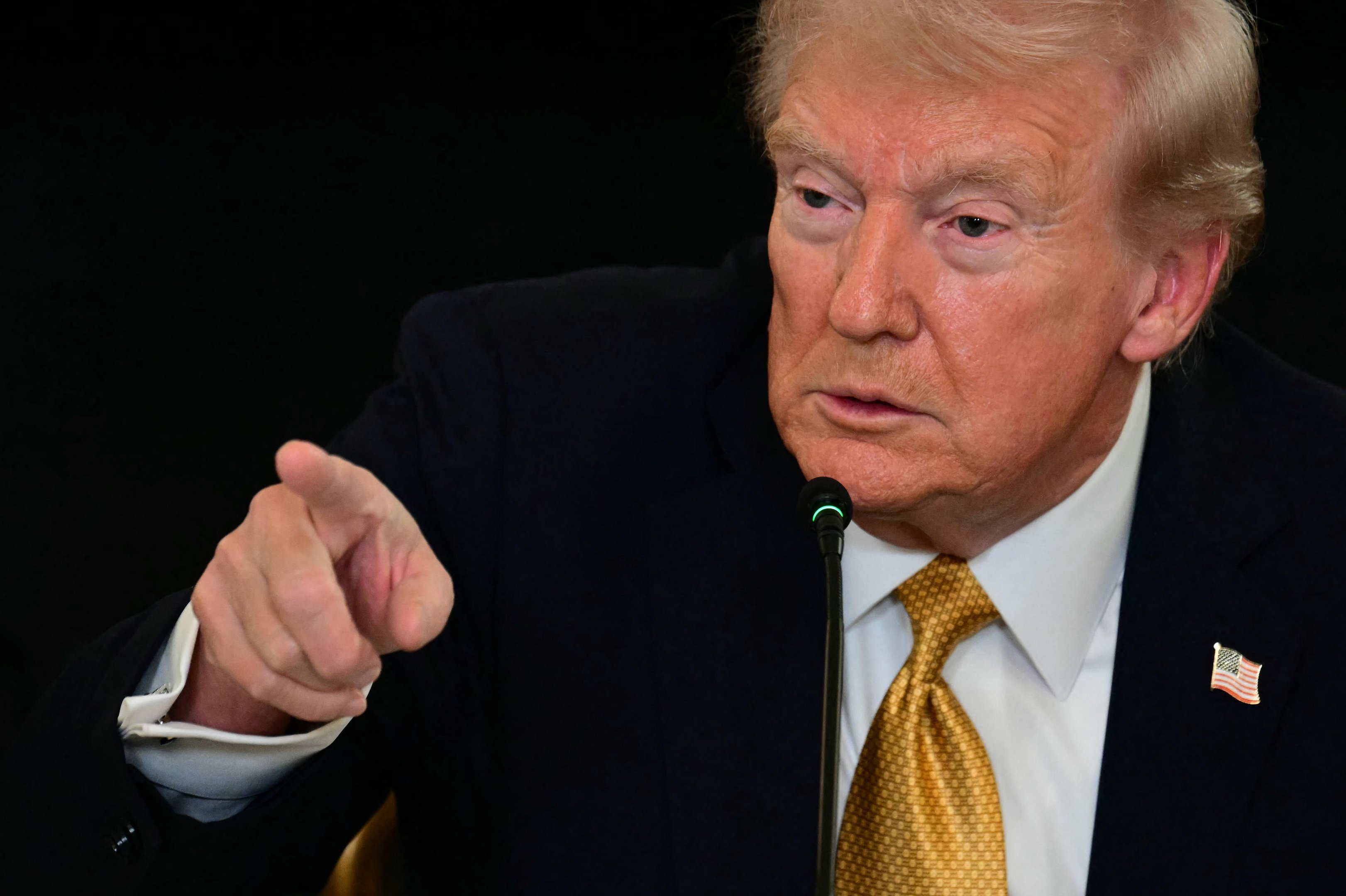 Trump eleva tarifas globais para 15% ap&oacute;s conflito com Suprema Corte: "Tornar a Am&eacute;rica grande novamente"