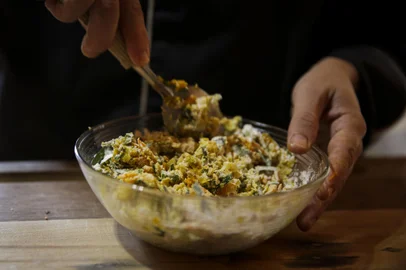 Viamao, RS, Brasil, 15-05-2023: Preparo de burguer de ora-pro-nóbis e moranga. Receita do leitor: o chef Fernando Jardim Menegassi prepara duas receitas com ora-pro-nobis. Ele e especialista em alimentacao a base de plantas e ensina como fazer pasta de ora-pro-nobis e burguer de ora-pro-nobis e moranga. Foto: Mateus Bruxel / Agencia RBS<!-- NICAID(15428813) -->
