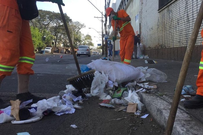 Equipes faziam a limpeza do local na manhã desta quinta-feira