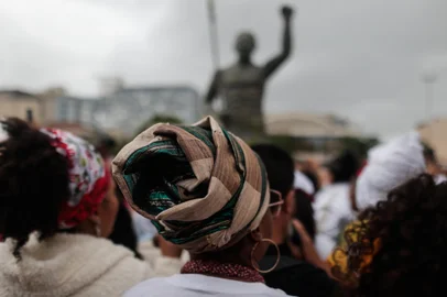 PORTO ALEGRE, RS, BRASIL - 2024.11.20 - Nesta quarta-feira, 20 de novembro, feriado nacional da Consciência Negra, o Largo Zumbi dos Palmares passa a contar com uma estátua em homenagem ao líder que combateu a escravidão e a desigualdade racial. (Foto: André Ávila/ Agência RBS)Indexador: Andre Avila<!-- NICAID(15917765) -->