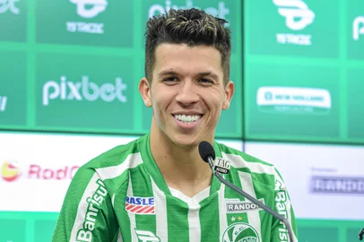 O Juventude apresentou o meia Bruno Nazário, 27 anos. O jogador chega com contrato de empréstimo com o Verdão até o final da temporada.<!-- NICAID(15151814) -->