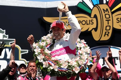 105th Running Of The Indianapolis 500INDIANAPOLIS, INDIANA - MAY 30: Helio Castroneves of Brazil, driver of the #06 AutoNation/SiriusXM Meyer Shank Racing Honda, celebrates after winning the 105th running of the Indianapolis 500 at Indianapolis Motor Speedway on May 30, 2021 in Indianapolis, Indiana.   Stacy Revere/Getty Images/AFP (Photo by Stacy Revere / GETTY IMAGES NORTH AMERICA / Getty Images via AFP)Editoria: SPOLocal: IndianapolisIndexador: STACY REVERESecao: motor racingFonte: GETTY IMAGES NORTH AMERICA<!-- NICAID(14796293) -->