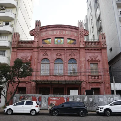 PELOTAS, RS, BRASIL - 2025.04.16 - Fechado desde 2010, o histórico Teatro 7 de Abril, em Pelotas, passa por reformas e obras para reabertura. Construído 1834, é um dos primeiros teatros do país. (Foto: André Ávila/ Agência RBS)<!-- NICAID(16018202) -->