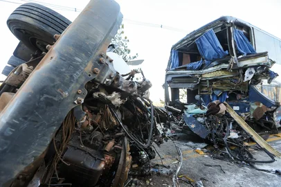 Duas pessoas morrem em acidente na RS-122, em Caxias do Sul. A colisão ocorreuno km 80 da rodovia estadual.<!-- NICAID(16092517) -->