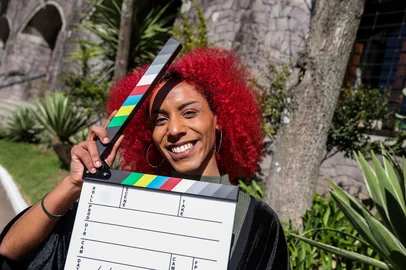 CAXIAS DO SUL, RS, BRASIL, 21/08/2025. Mikaella Amaral, atriz de Caxias do Sul, conquistou o prêmio de Melhor Atriz na Mostra Gaúcha do Festival de Gramado. Trans, negra e participante do LABMais/Sesc, ela compartilha como o projeto abriu portas em sua carreira. (Neimar De Cesero/Agência RBS)Indexador: Neimar De Cesero<!-- NICAID(16106966) -->