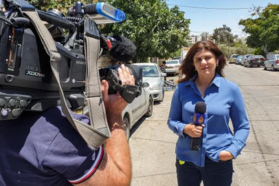 Jornalista Shireen Abu Aqleh (Akleh), da TV Al Jazeera, trabalhando em Jerusalém, em maio de 2021. Ela foi morta a tiros durante uma cobertura em maio de 2022, na Cisjordânia<!-- NICAID(15093264) -->