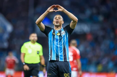 Grenal 454RS - FUTEBOL/COPA DO BRASIL 2026 /GRENAL 454 - ESPORTES - Lance da partida entre Gremio e Internacional disputada na noite desta quinta-feira, na Arena do Gremio, valida pelas quartas de final da Copa do Brasil 2026. FOTO: LUCAS UEBEL/GREMIO FBPAEditoria: SPOLocal: Porto AlegreIndexador: Lucas UebelSecao: futebolFonte: Gremio.netFotógrafo: Grenal 454<!-- NICAID(16359246) -->