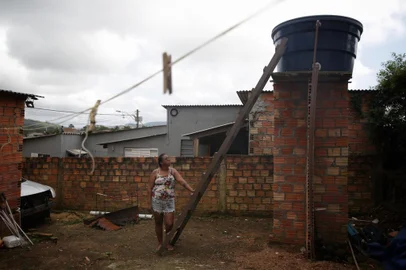 Porto Alegre, RS, Brasil, 19-12-2023: Moradores da Lomba do Pinheiro sofrem com desabastecimento de água há vários dias. Situação se repete há anos e se agrava com a chegada do verão e as altas temperaturas. Caminhão pipa circula pela região para abastecer reservatórios das residências. Na foto, Ana Oliveira, 47, dona de casa, há pelo menos 11 dias sem água. Foto: Mateus Bruxel / Agência RBSIndexador: Mateus Bruxel<!-- NICAID(15629830) -->