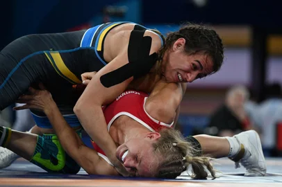 Germany's Sandra Paruszewski (red) wrestles Brazil's Giullia Rodrigues Penalber (blue) in their women's freestyle 57kg wrestling repechage match at the Champ-de-Mars Arena during the Paris 2024 Olympic Games, in Paris on August 9, 2024. (Photo by Punit PARANJPE / AFP)<!-- NICAID(15836761) -->